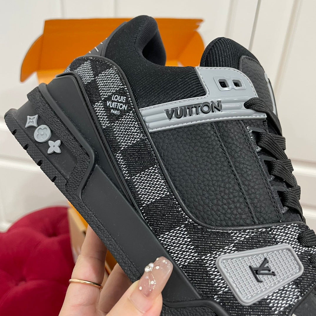 Louis Vuitton sneakers 42