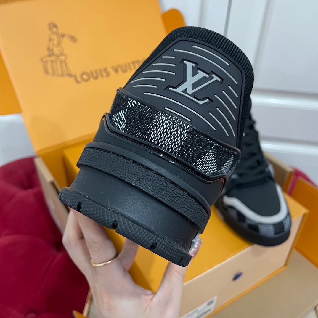 Louis Vuitton sneakers 42