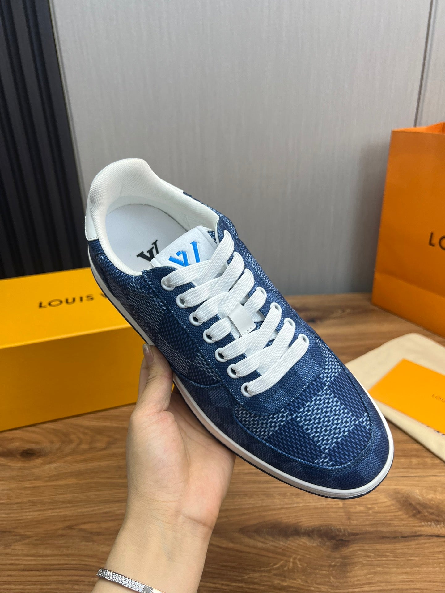 Louis Vuitton sneakers 136