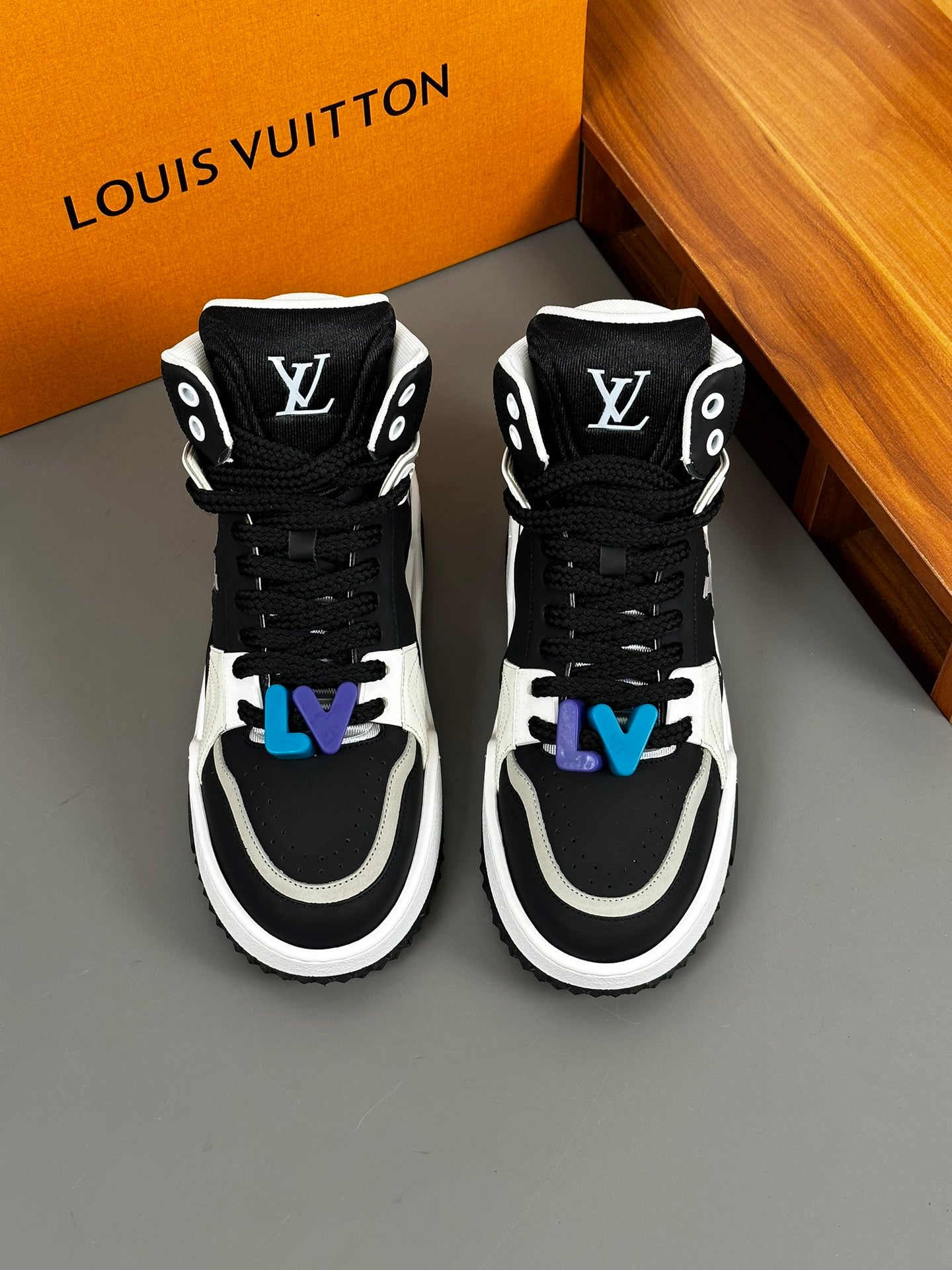 Louis Vuitton sneakers 160