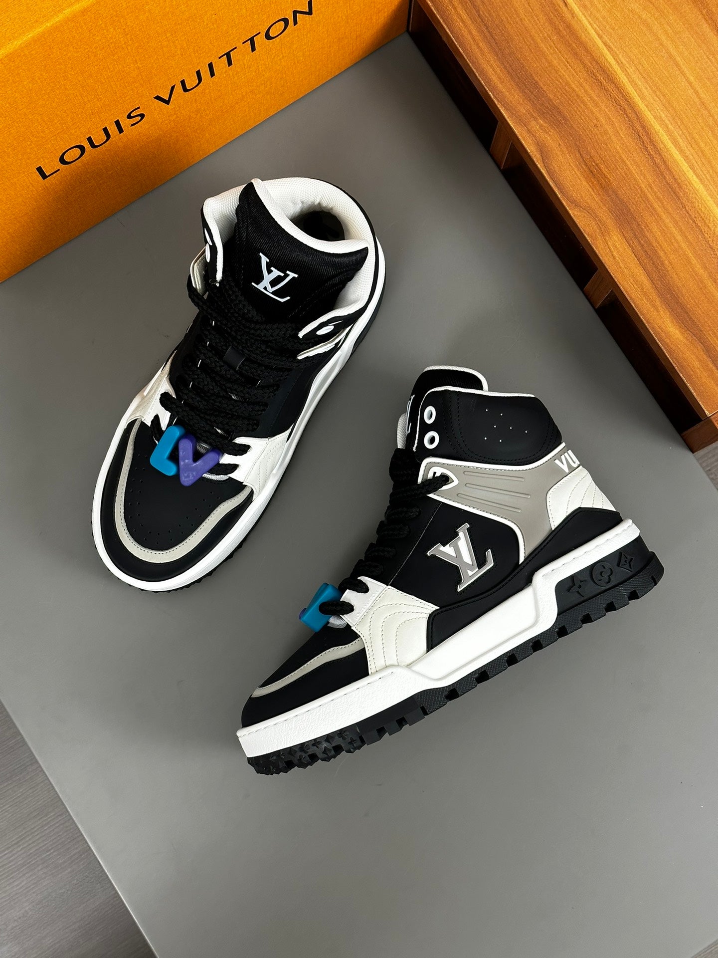 Louis Vuitton sneakers 160
