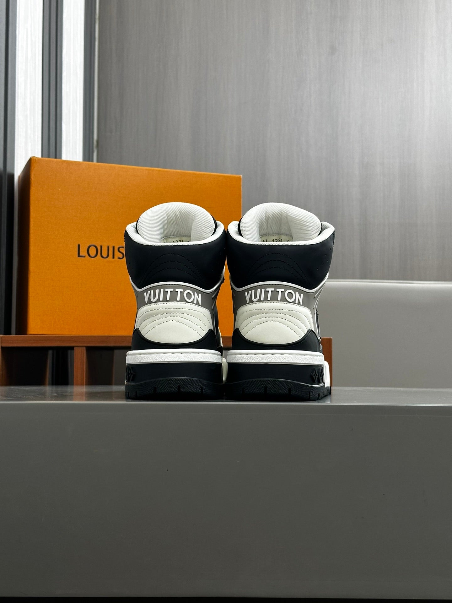 Louis Vuitton sneakers 160