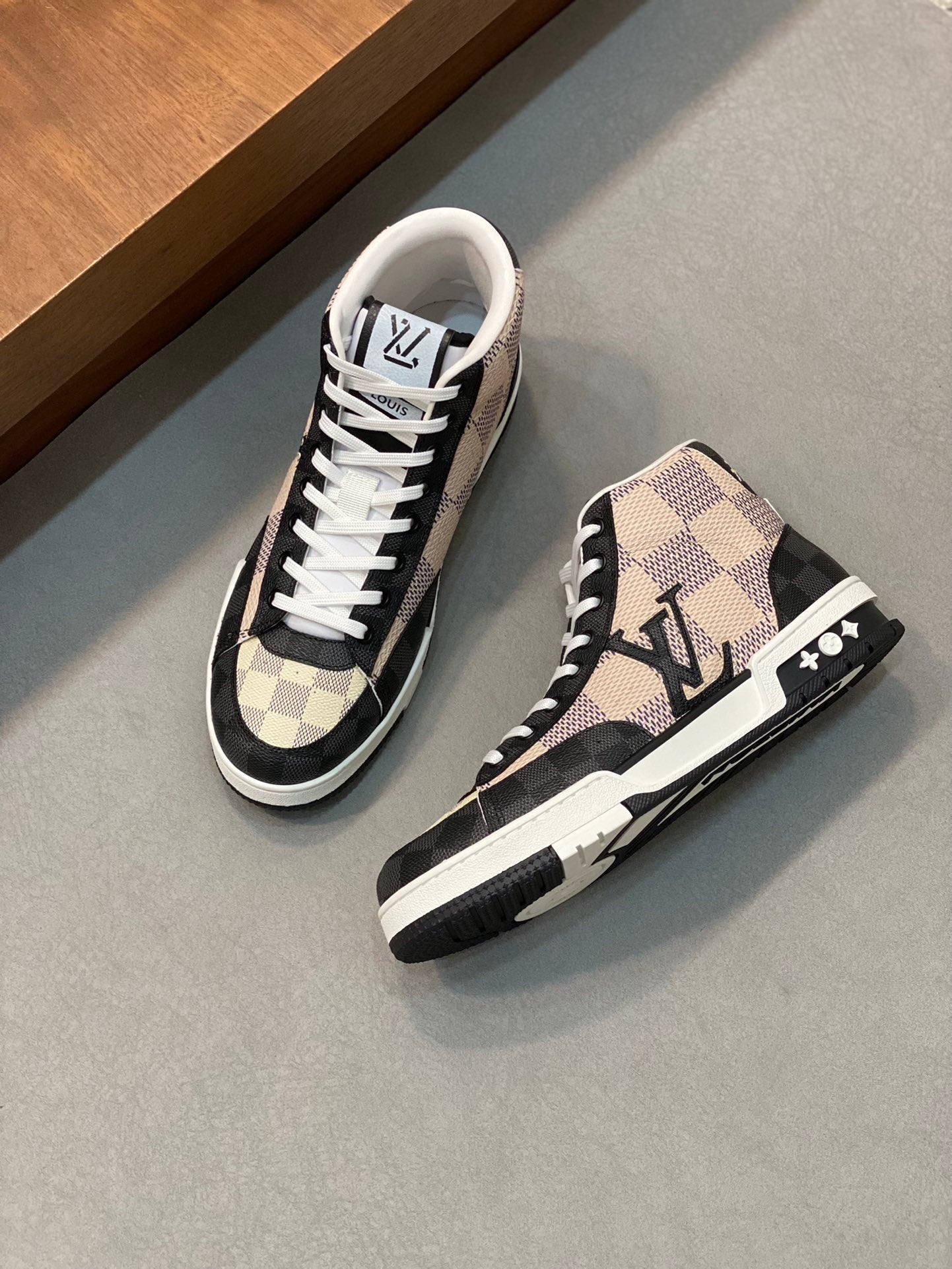 Louis Vuitton sneakers 218