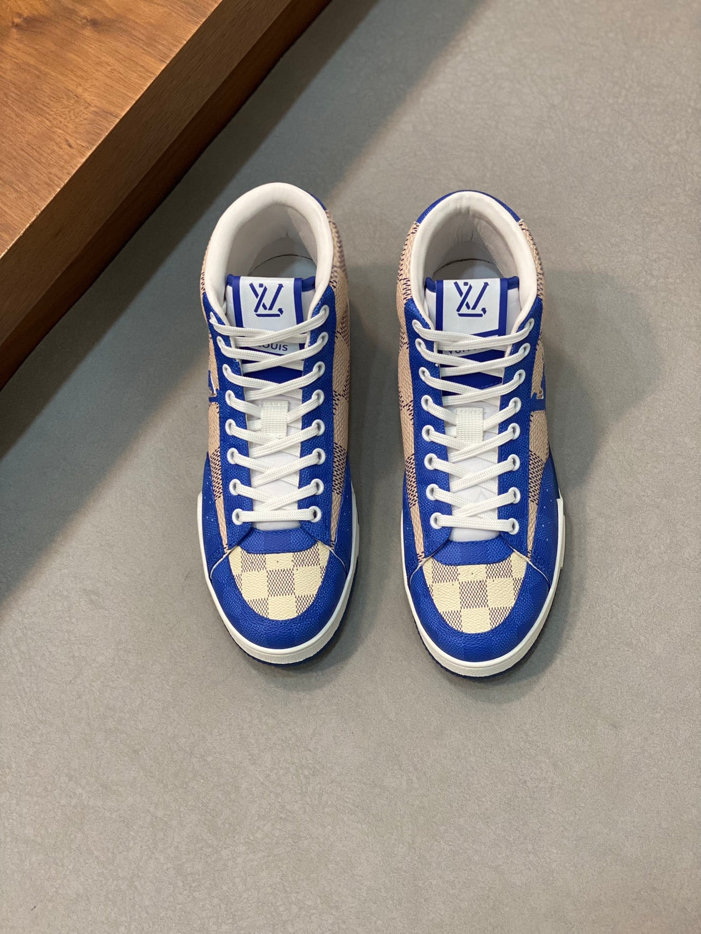 Louis Vuitton sneakers 221