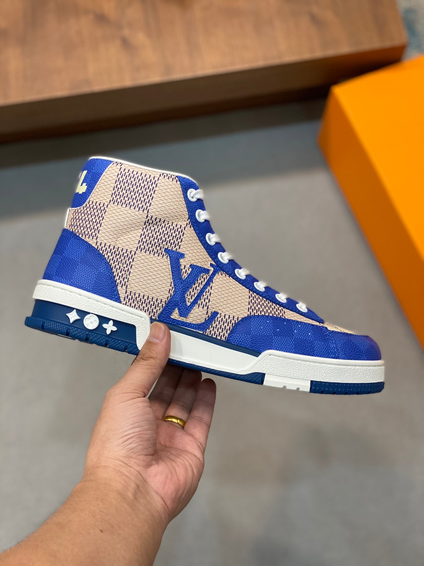 Louis Vuitton sneakers 221