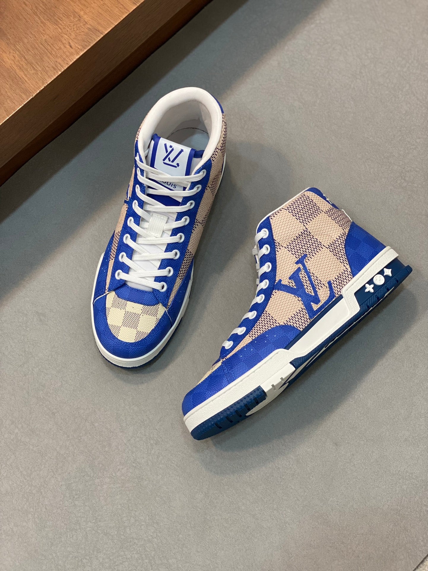 Louis Vuitton sneakers 221