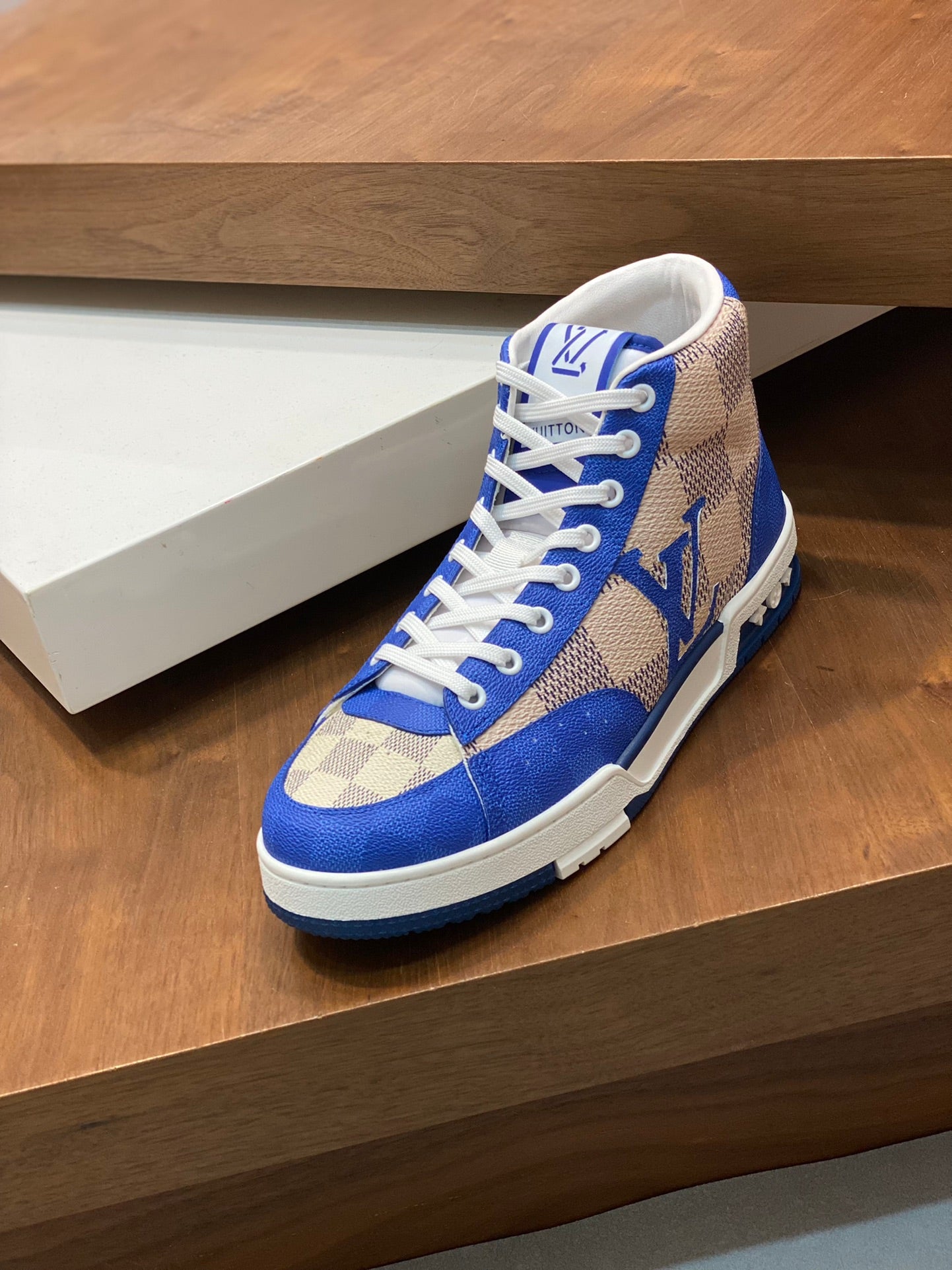 Louis Vuitton sneakers 221