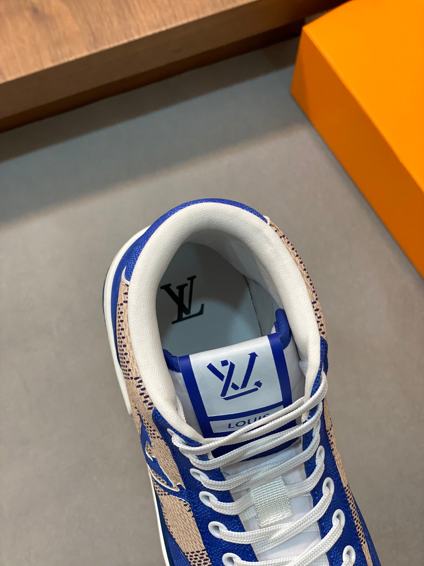 Louis Vuitton sneakers 221