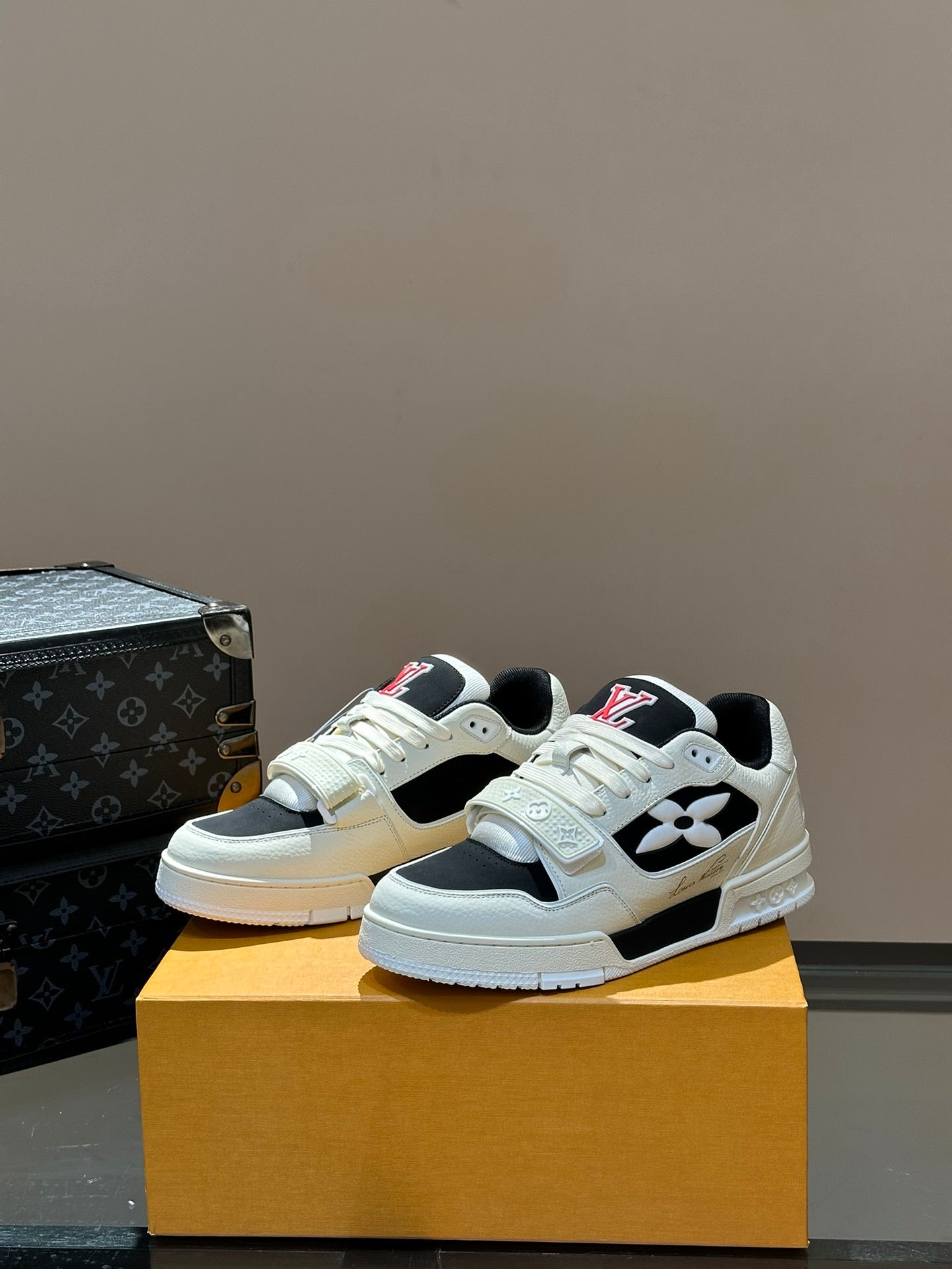 Louis Vuitton sneakers 225