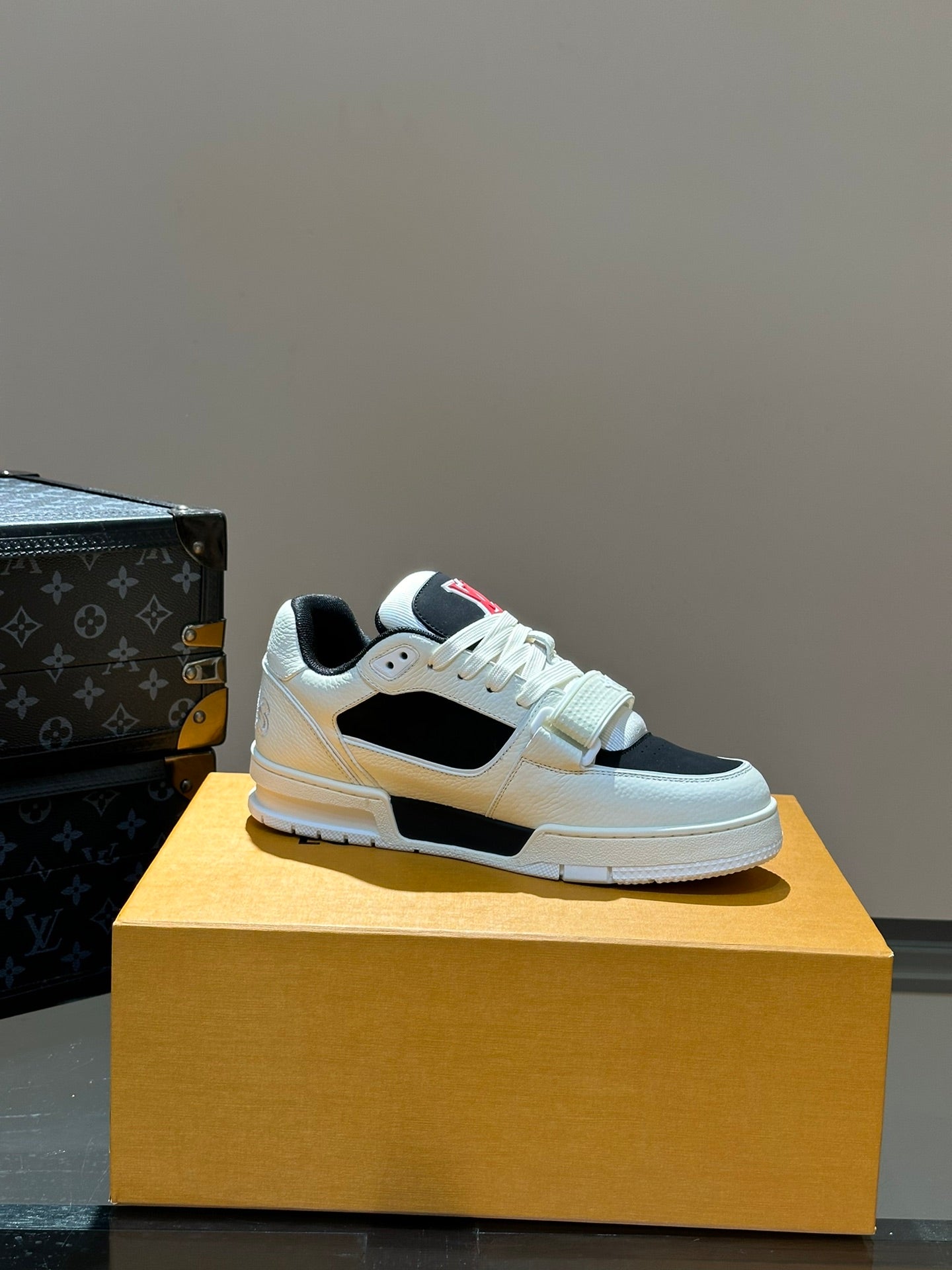 Louis Vuitton sneakers 225