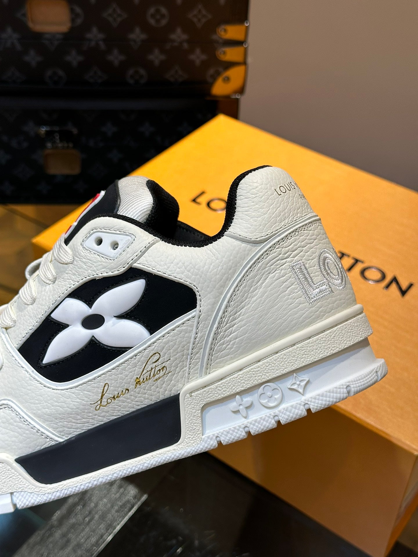 Louis Vuitton sneakers 225