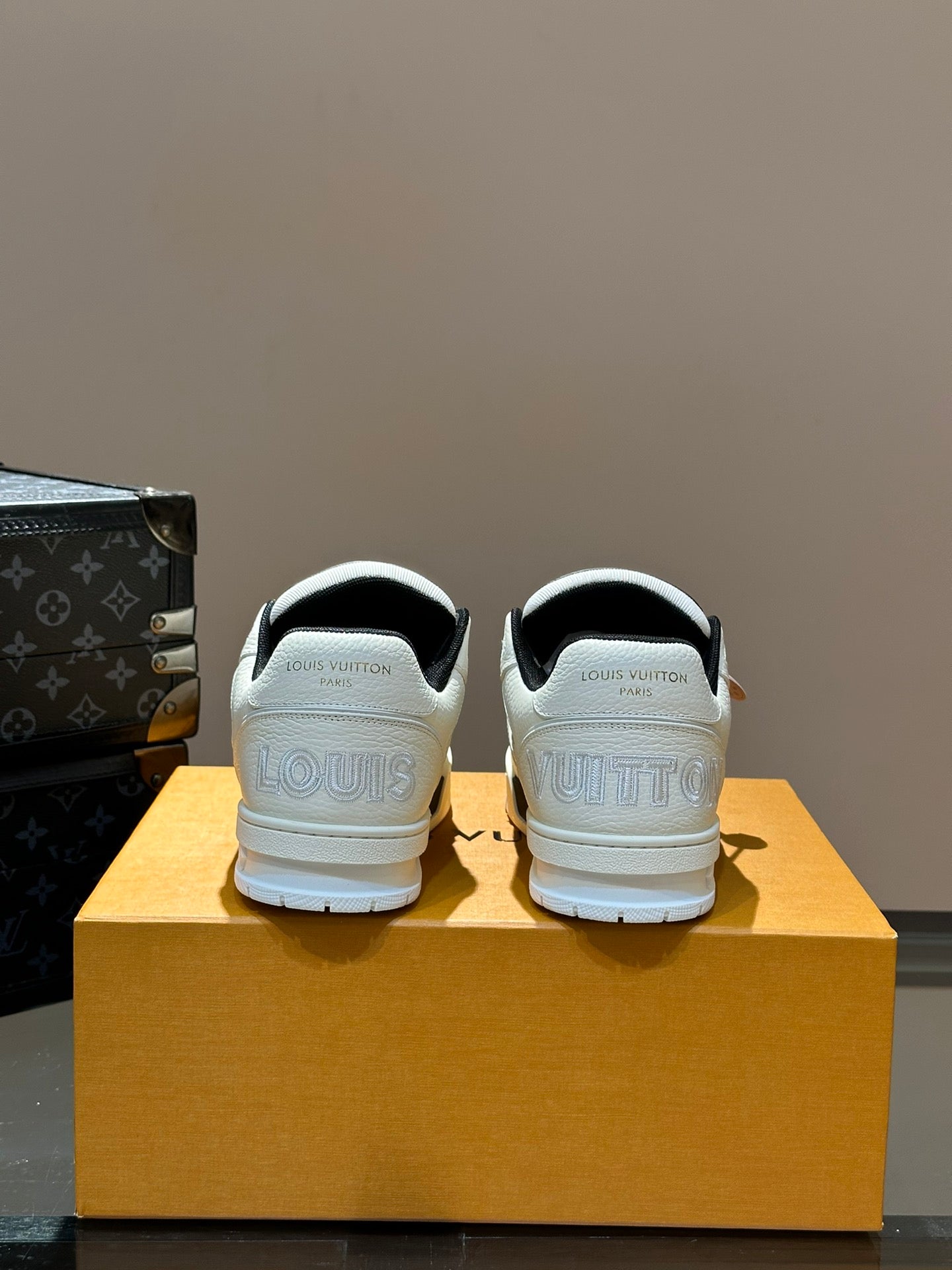 Louis Vuitton sneakers 225