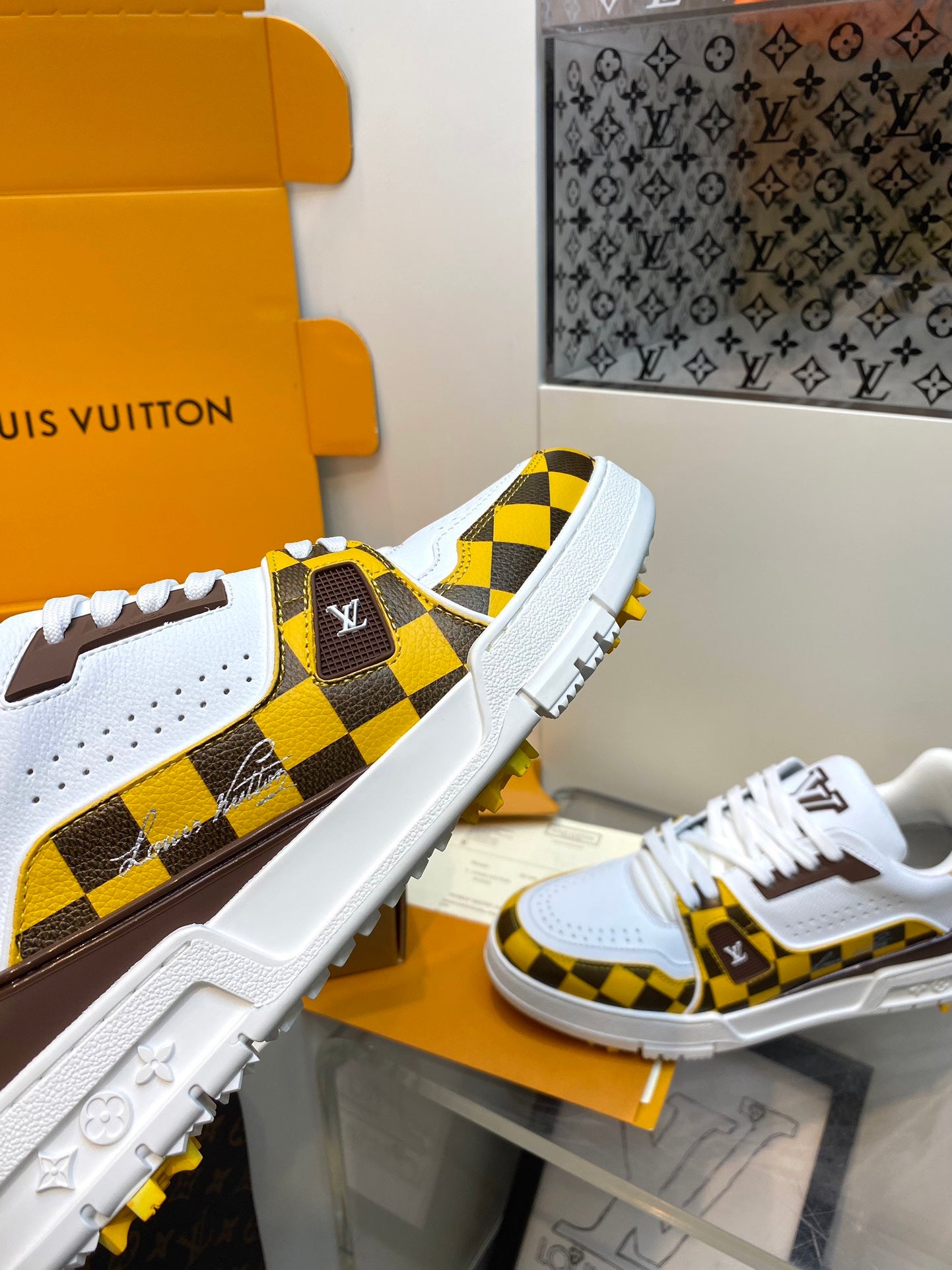 Louis Vuitton sneakers 230