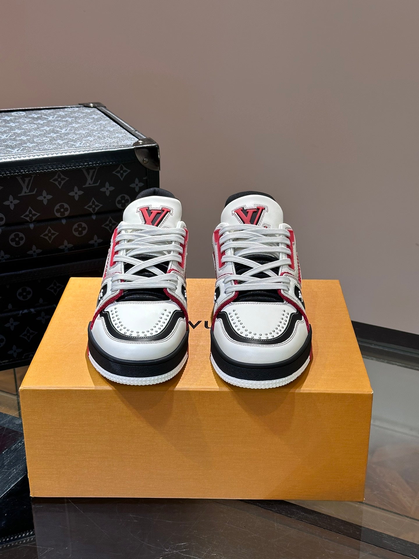 Louis Vuitton sneakers 235