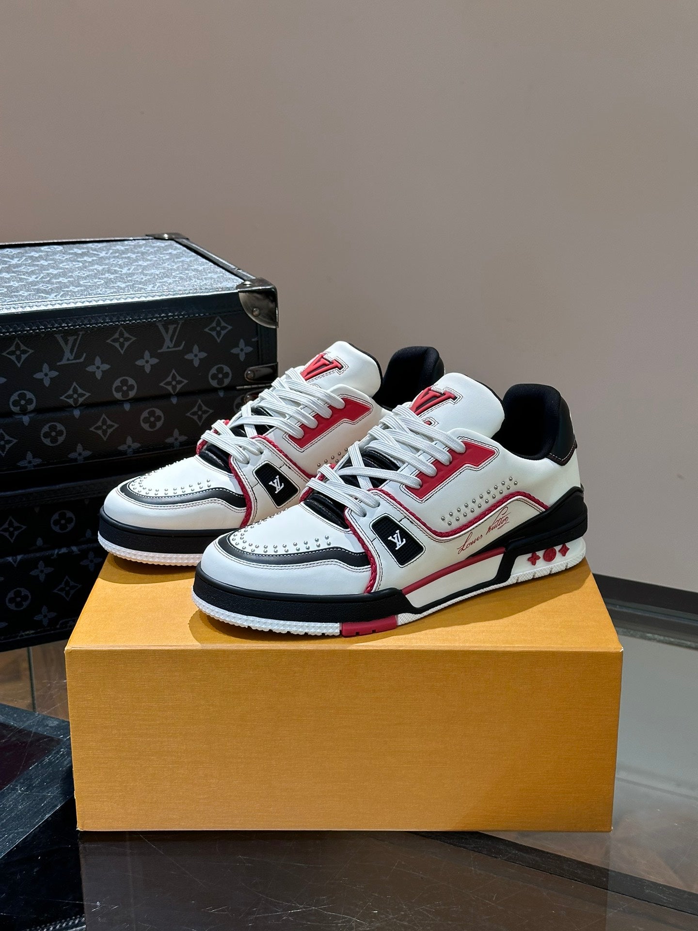 Louis Vuitton sneakers 235