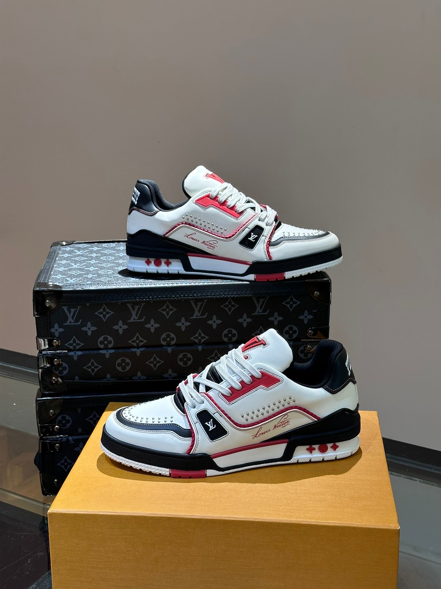 Louis Vuitton sneakers 235