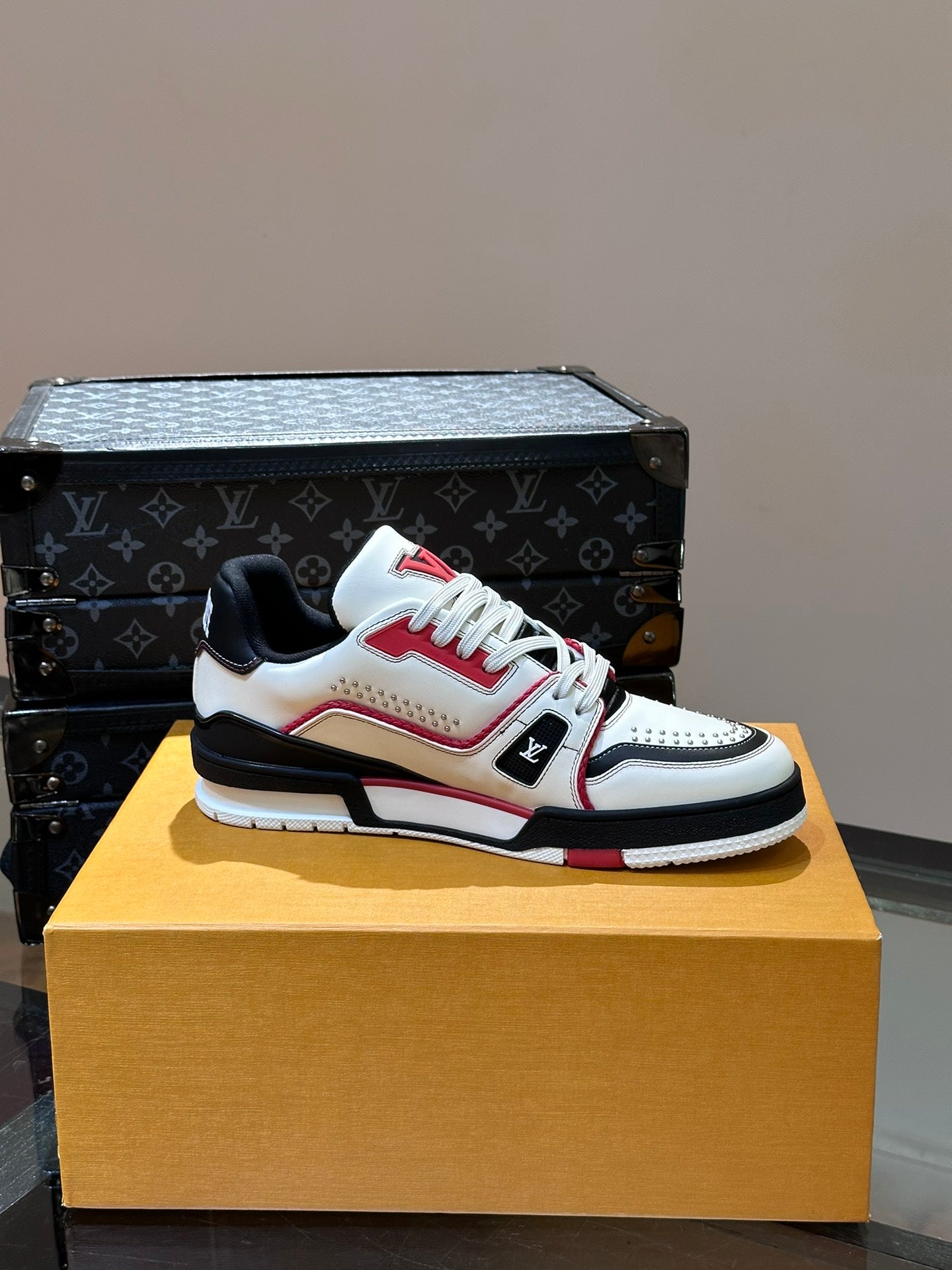 Louis Vuitton sneakers 235