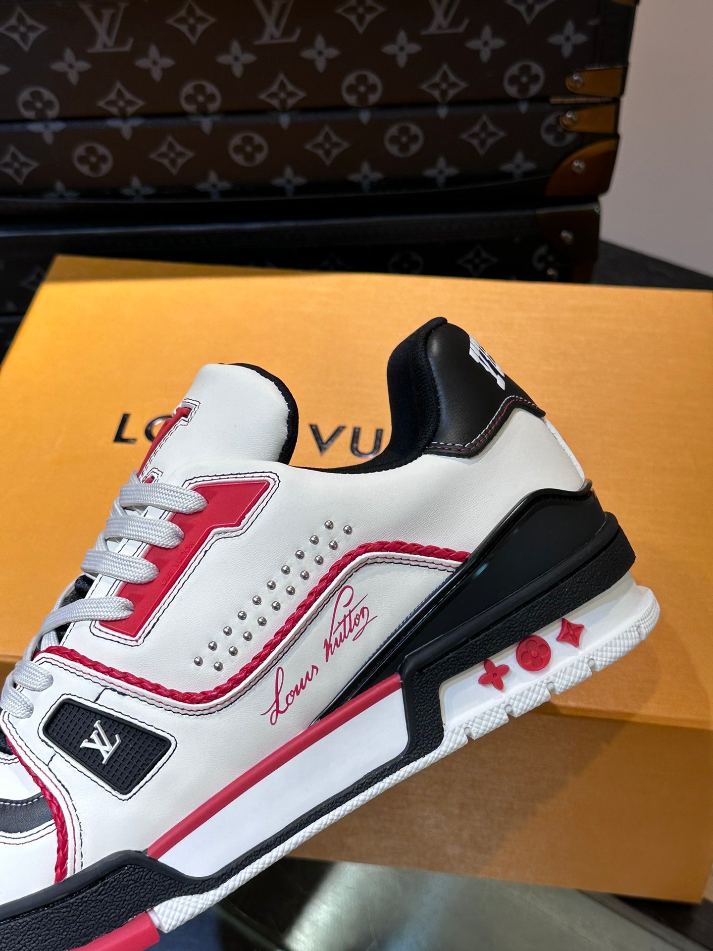 Louis Vuitton sneakers 235