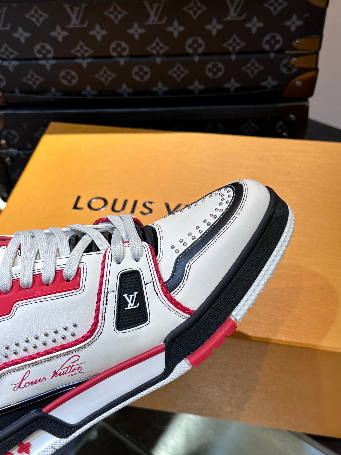 Louis Vuitton sneakers 235