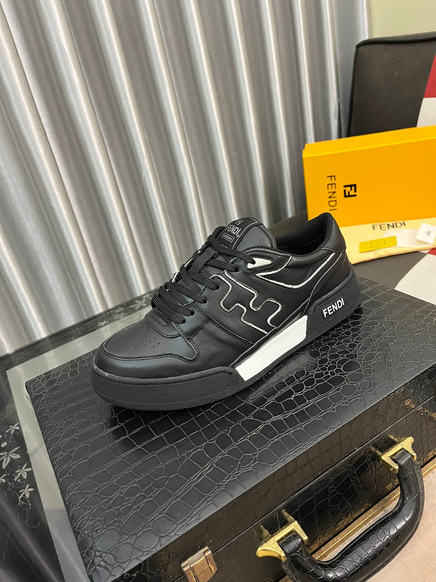 FENDI sneakers 32