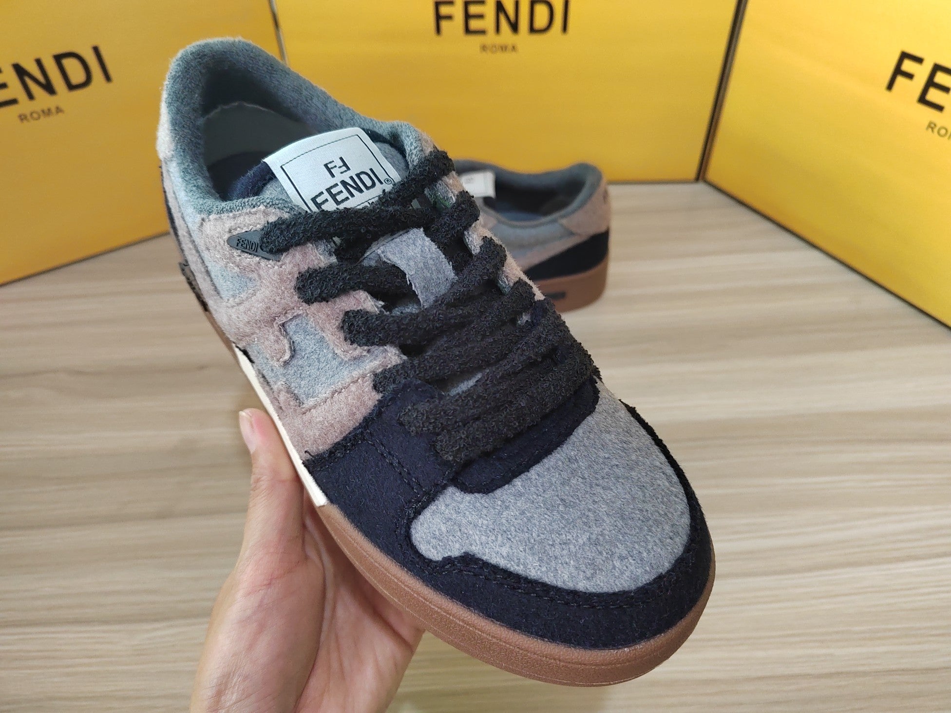 FENDI sneakers 43
